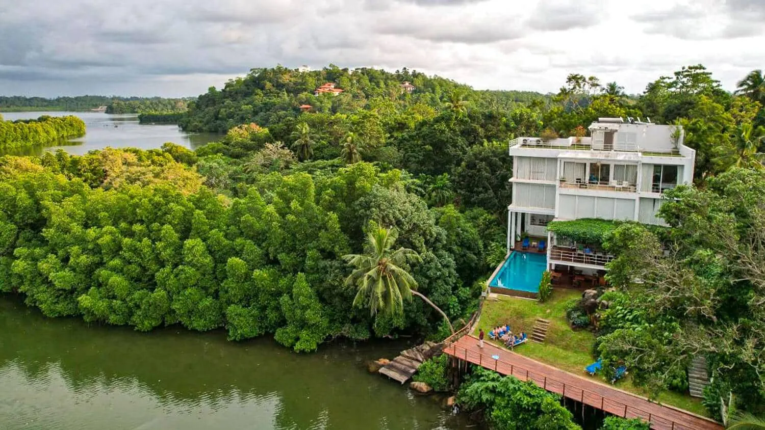 33 Lake Terrace Hotel