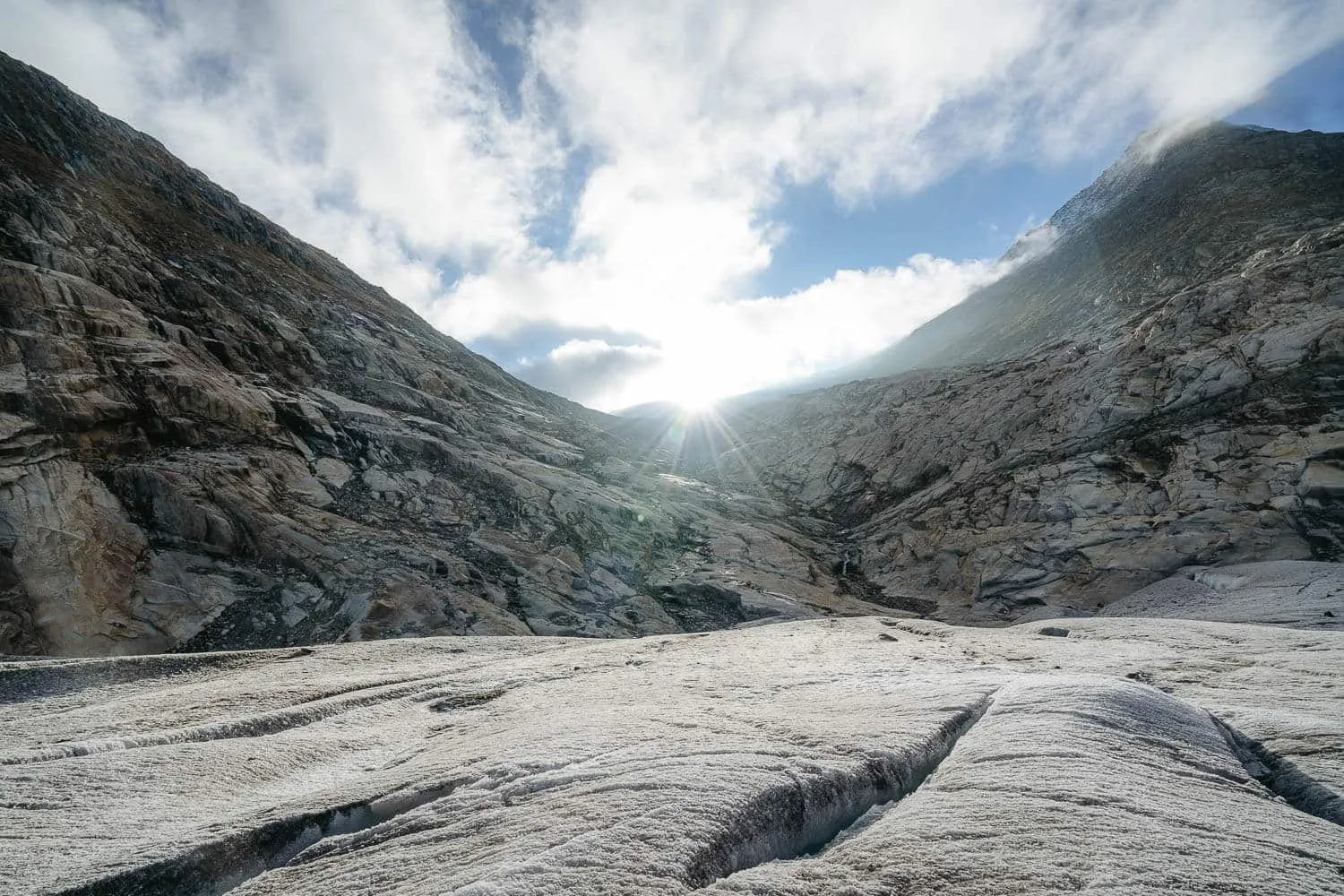 The view to the path leading down to the glacier