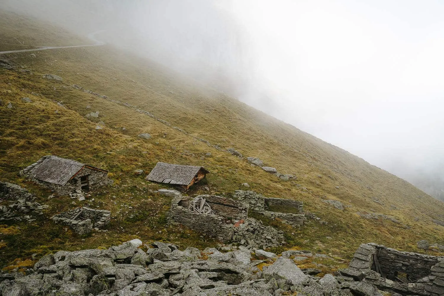 Huts right after leaving the Tälligrattunnel