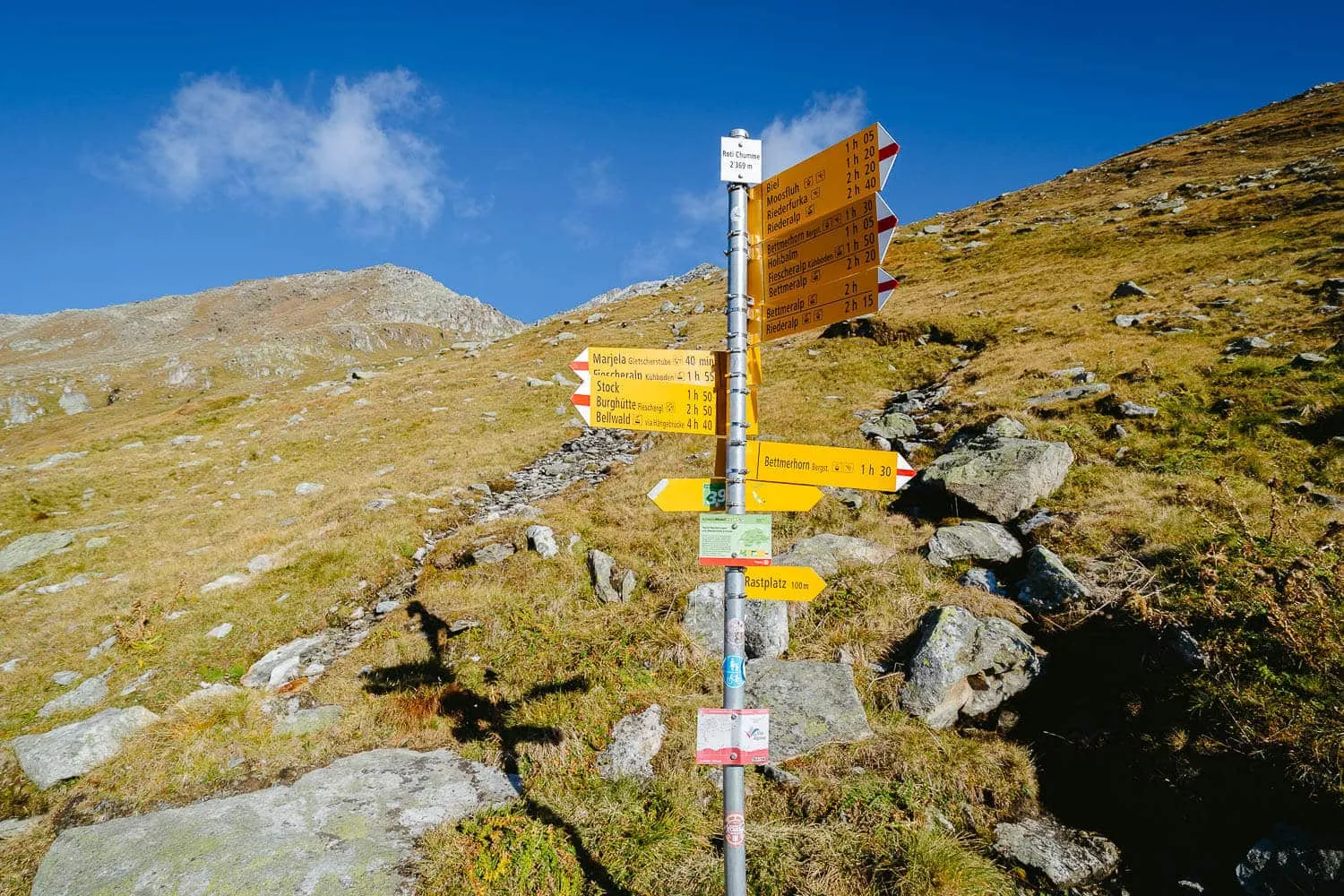 Hiking signs at Roti Chumme