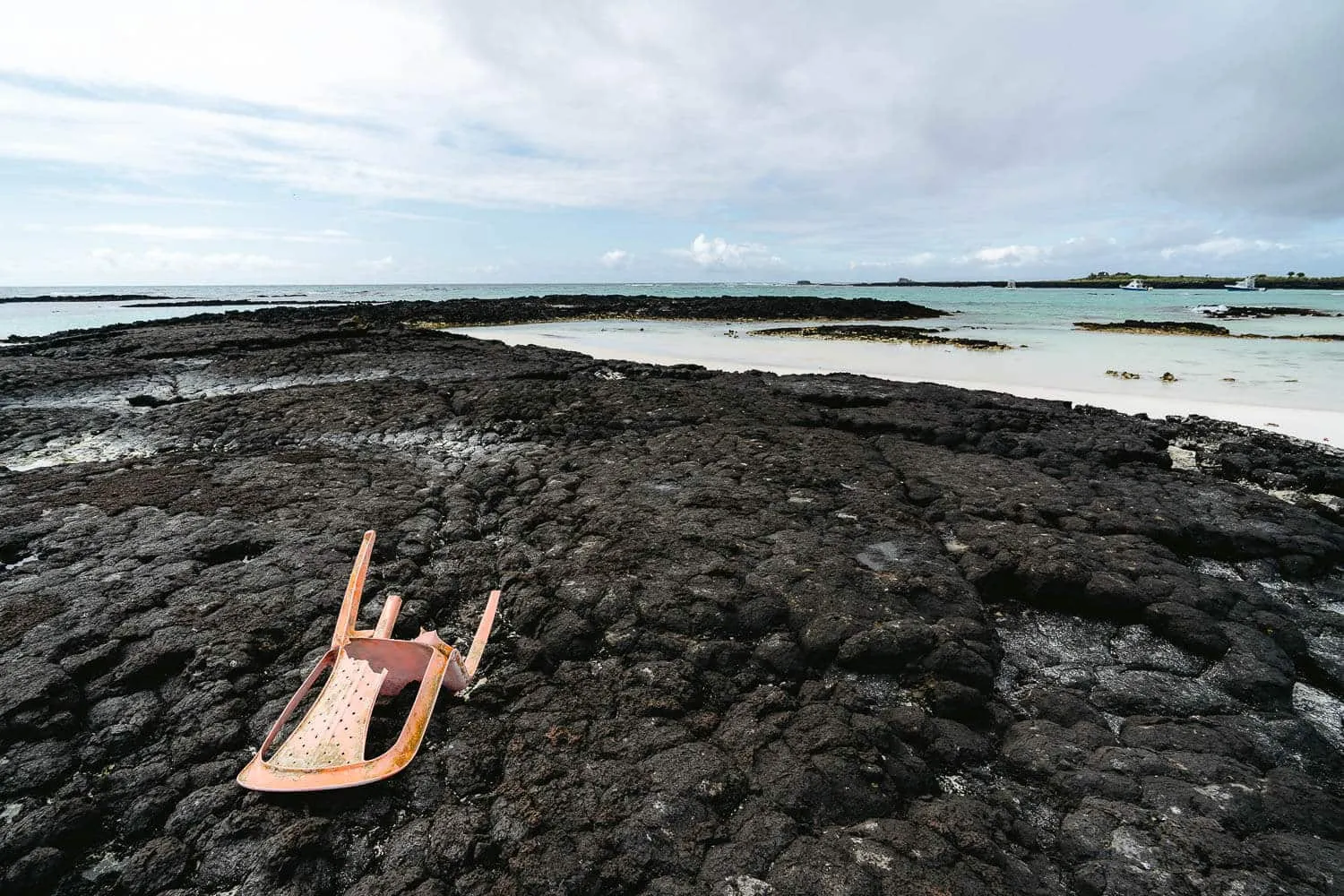 A plastic chair on the Bahia Rosa Blanca beach on the 360 tour in San Cristobal