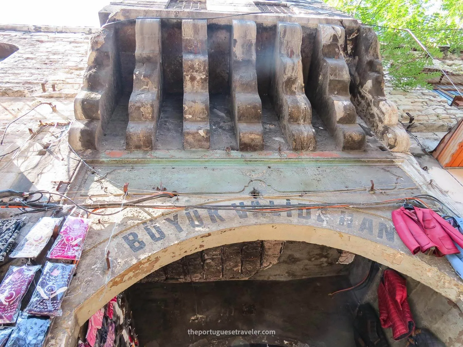 The gate of the Büyük Valide Han