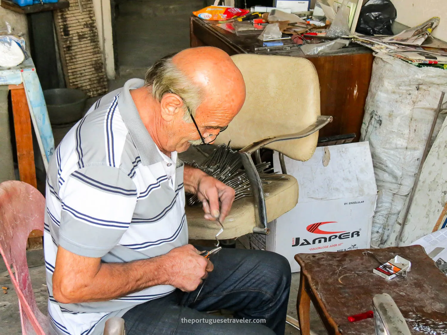 A cheese-cutting tool workshop inside Büyük Valide Han
