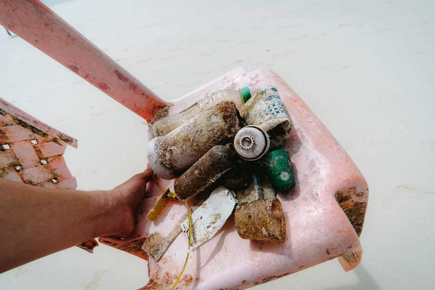 Garbage on the Bahia Rosa Blanca beach on the 360 tour in San Cristobal