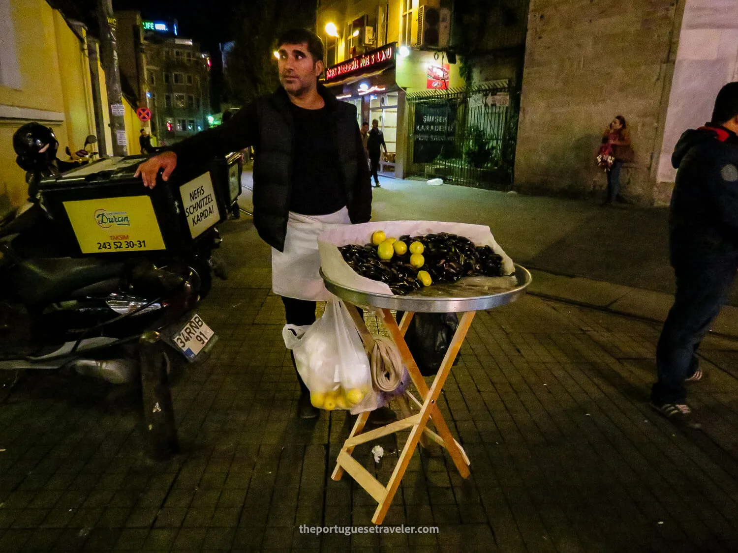 Midye Dolma seller in Istanbul