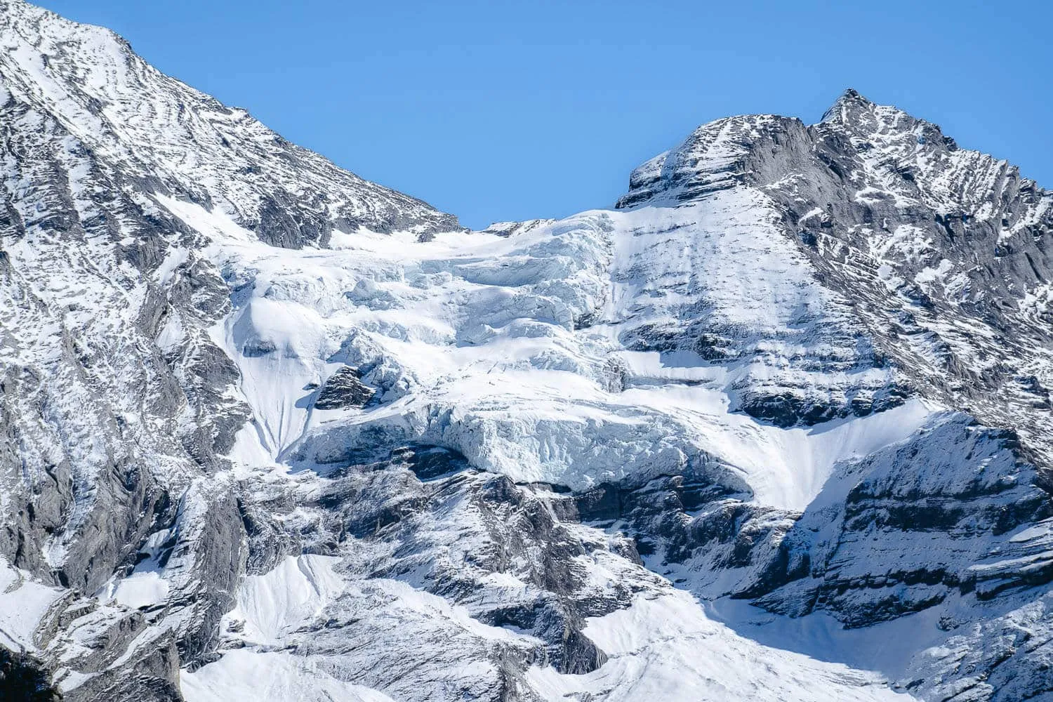A close-up of the glacier on the surrounding mountains