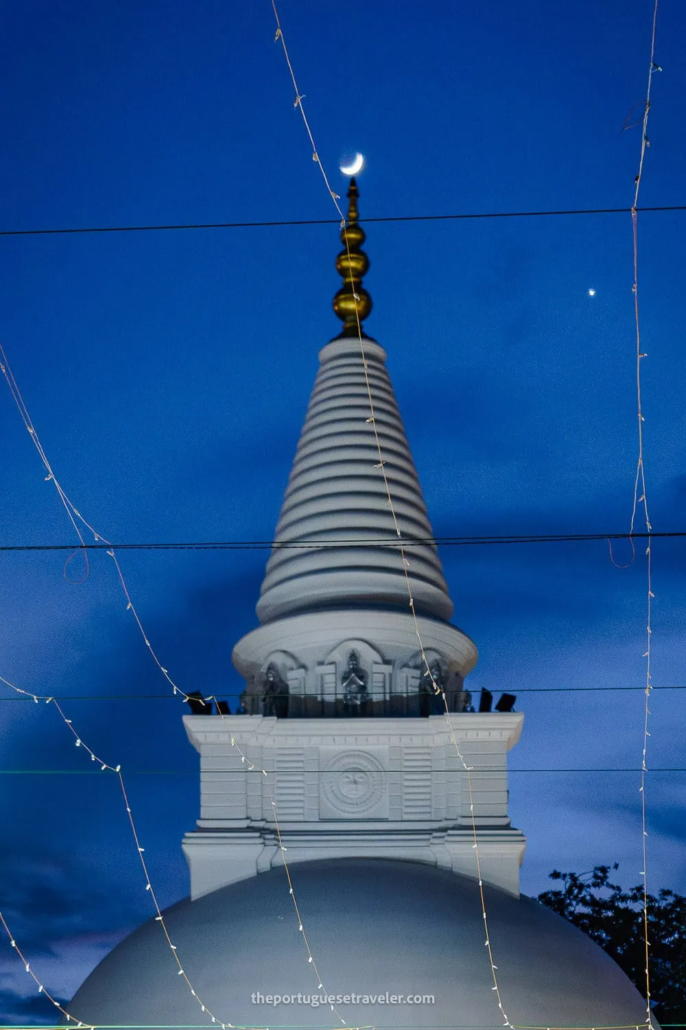 A Buddhist temple with the crescent moon at the Kataragama City