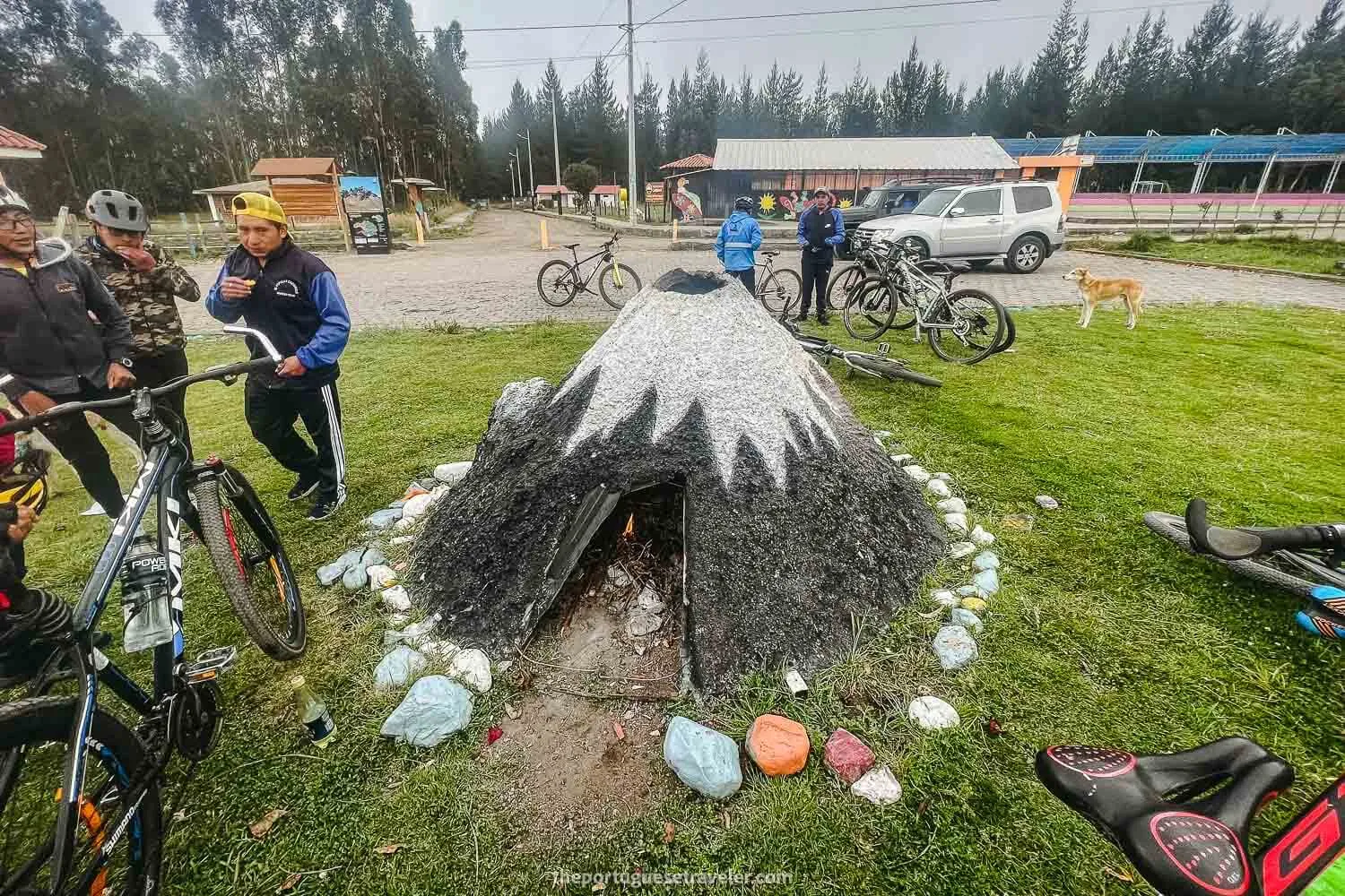 A ceremony around a mini Cotopaxi in Ticatilín