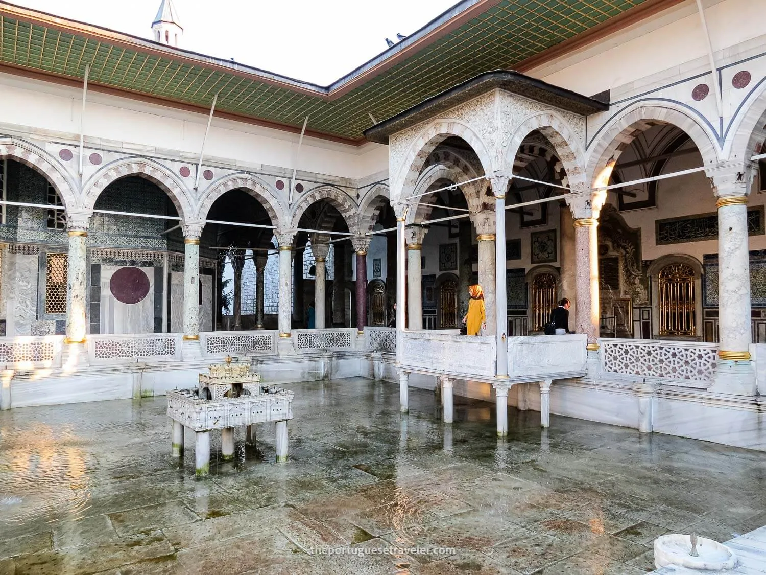 The fountain in the middle of Topkapi Palace