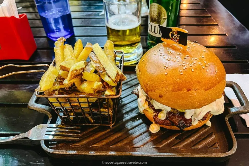 A delicious burguer restaurant on the Malecón in Puerto Baquerizo Moreno, San Cristobal, Galapagos Islands on a budget
