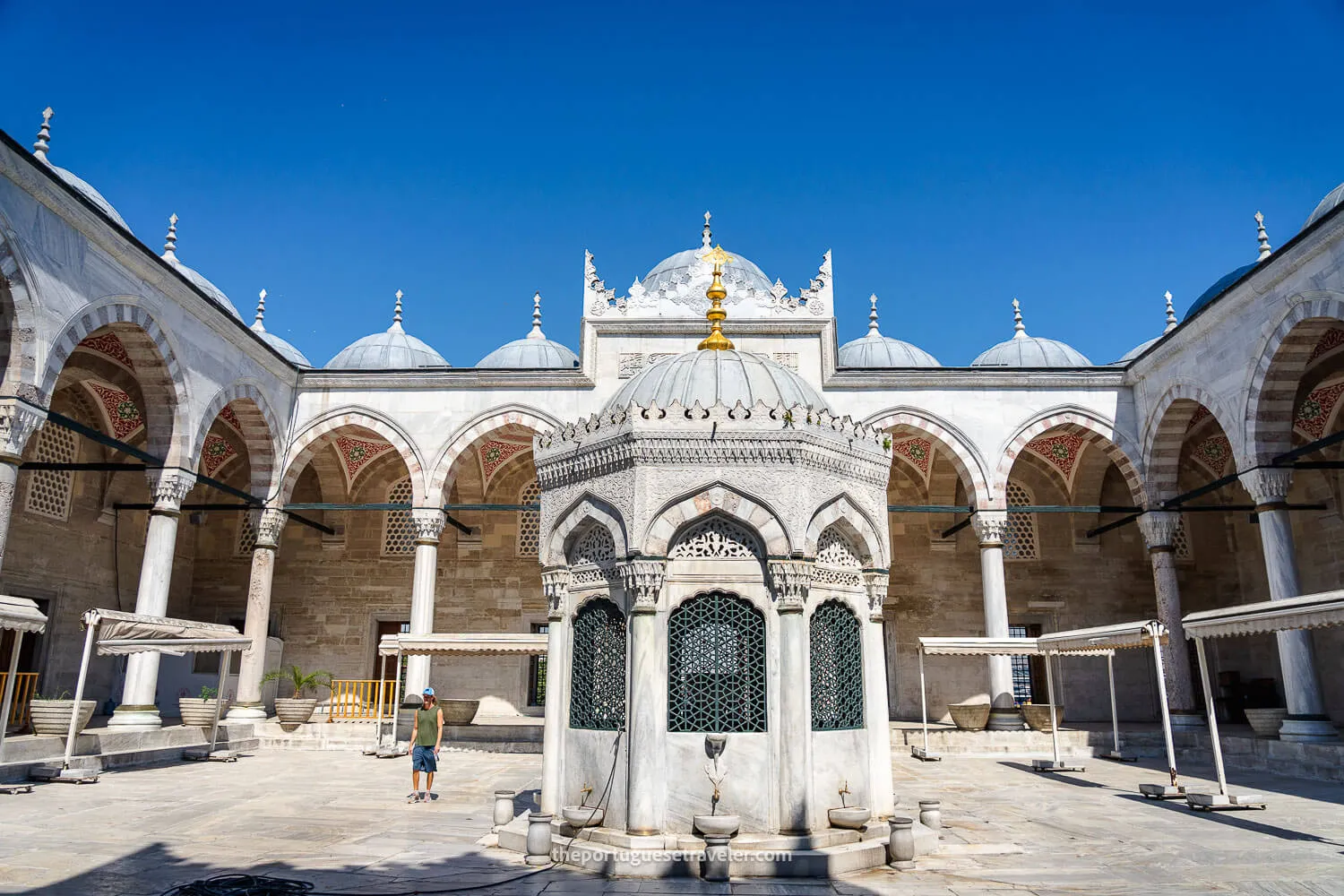 The courtyard of the Yeni Camii